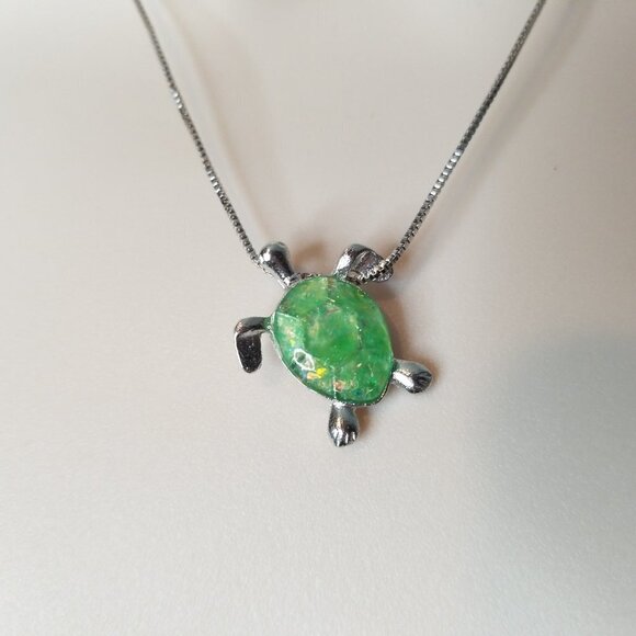 pretty Green Turtle with Silver Chain - Picture 5 of 10